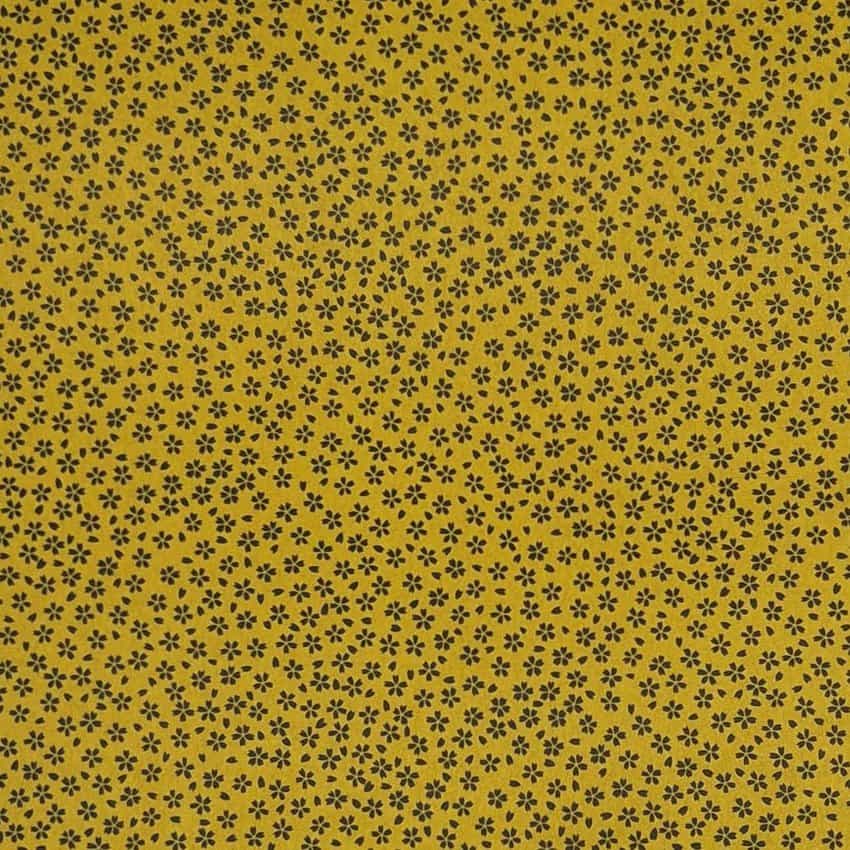 Urushi-Style Washi– Schwarze Kirschblüten auf glänzend gelbbraunem Hintergrund – handbedrucktes Washi-Papier